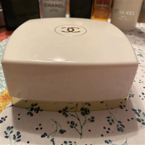 la poudre libre chanel 5|Chanel dusting powder with puff.